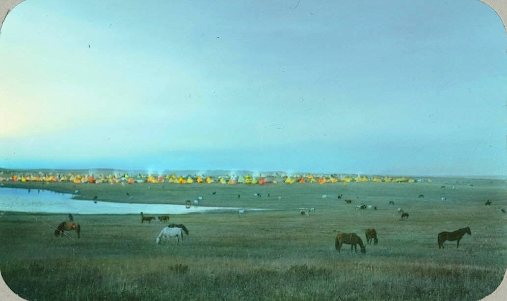 Лагерь племени черноногих индейцев и пасущиеся лошади. Монтана, 1900-е, Вальтер МакКлинток