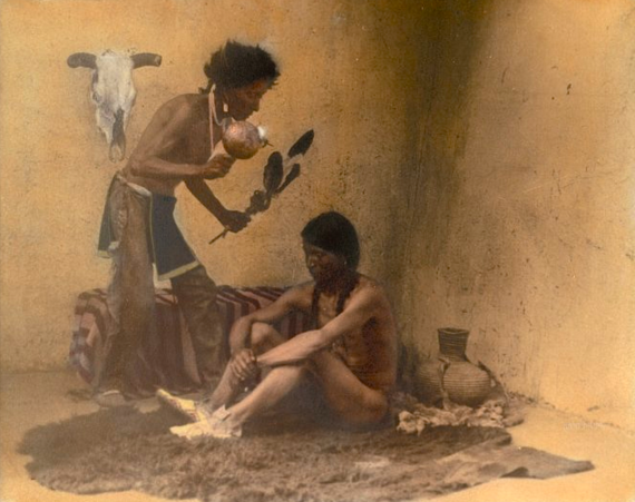 Знахарь с пациентом. Таос-Пуэбло, Нью-Мексико, 1905, фотограф Карл Мун