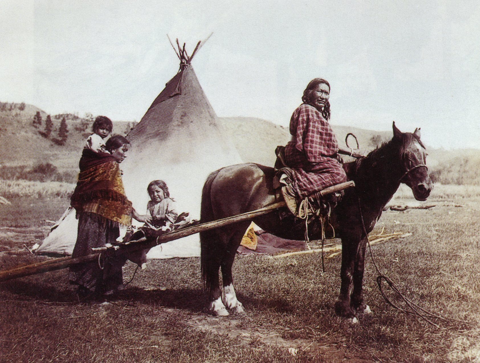 Сильная Левая Рука с семьёй. Резервация северных шайенов, 1906, фотограф Julia Tuell
