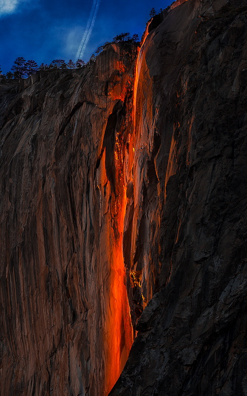 Каждый год в феврале водопад «Лошадиный хвост» превращается в «Огненный водопад»