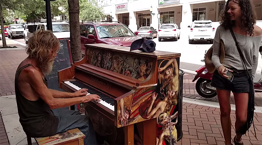 Бездомный ошеломляет прохожих игрой на уличном фортепиано-3
