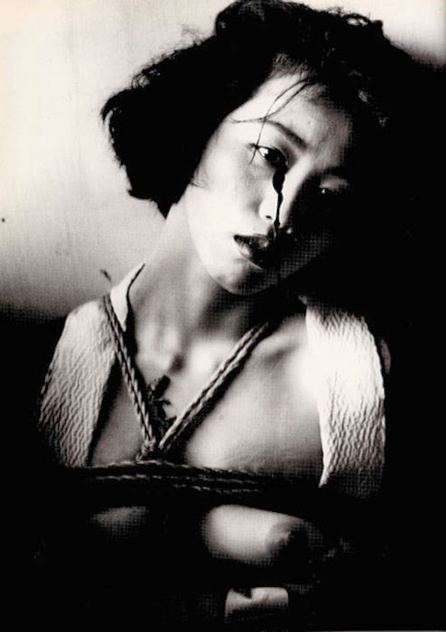 Нобуёси Араки – один из самых знаменитых и эпатажных фотографов в мире