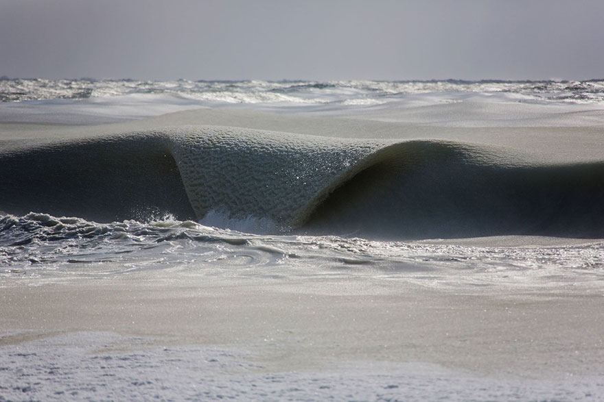 Необычные замёрзшие волны у острова Нантакет-2