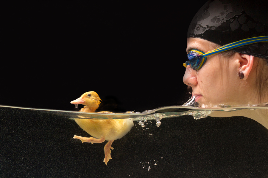 Девушка-пловчиха и ее утенок в серии очаровательных фотографий Хуана Осорио