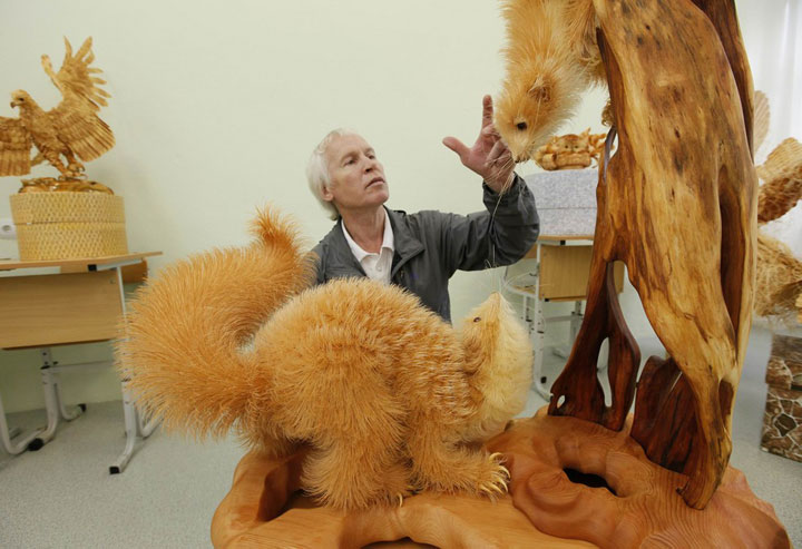 Потрясающие и реалистичные скульптуры животных из сибирского кедра - 2