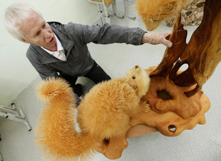 Потрясающие и реалистичные скульптуры животных из сибирского кедра - 19
