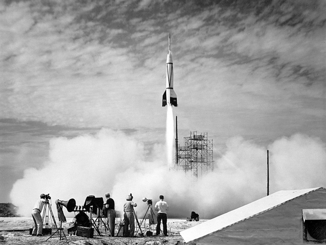 Фотография первого запуска ракеты с мыса Канаверал