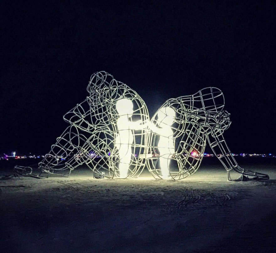 «Любовь» украинского скульптора на фестивале «Burning Man»-3