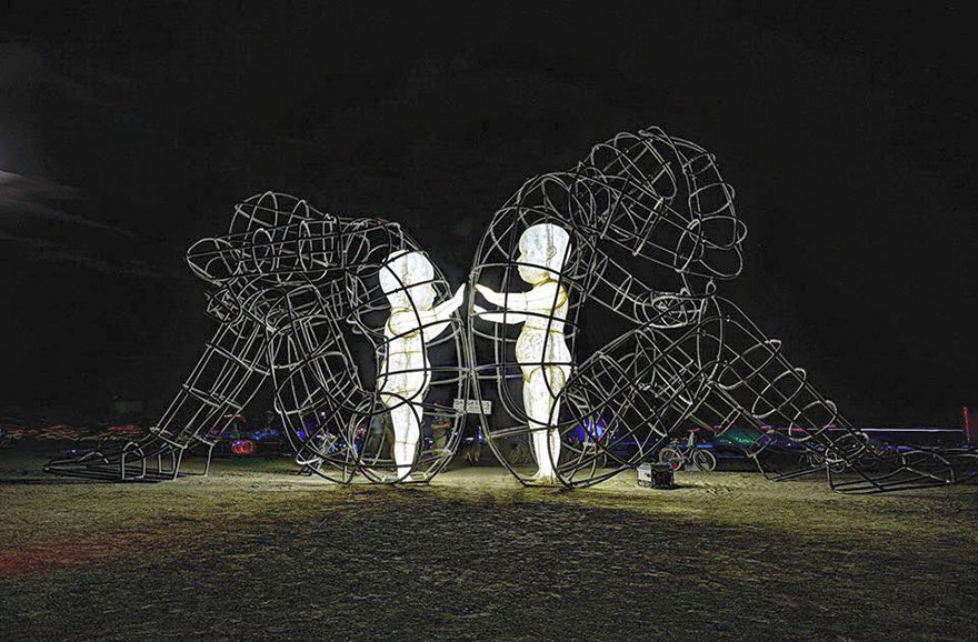 «Любовь» украинского скульптора на фестивале «Burning Man»-4