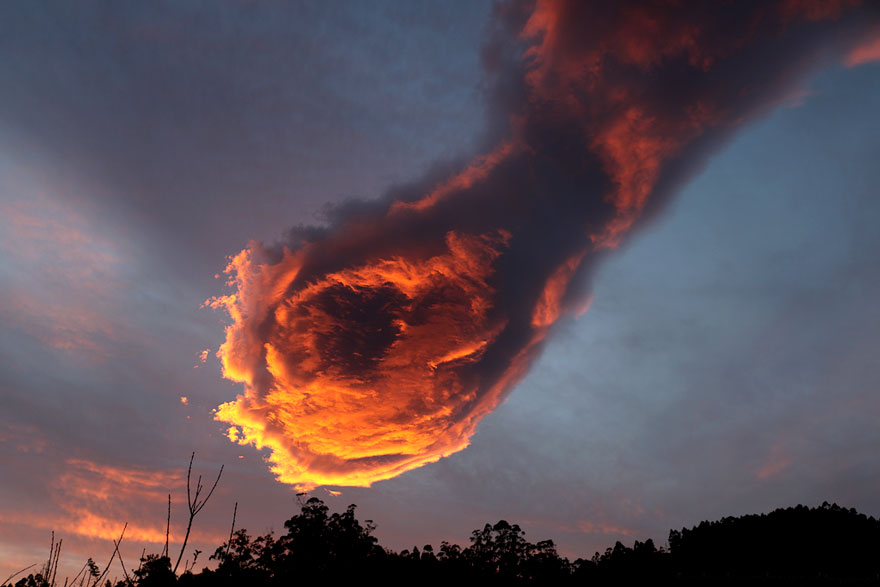 Над Португалией сфотографировали потрясающее огненное облако «Рука Бога»