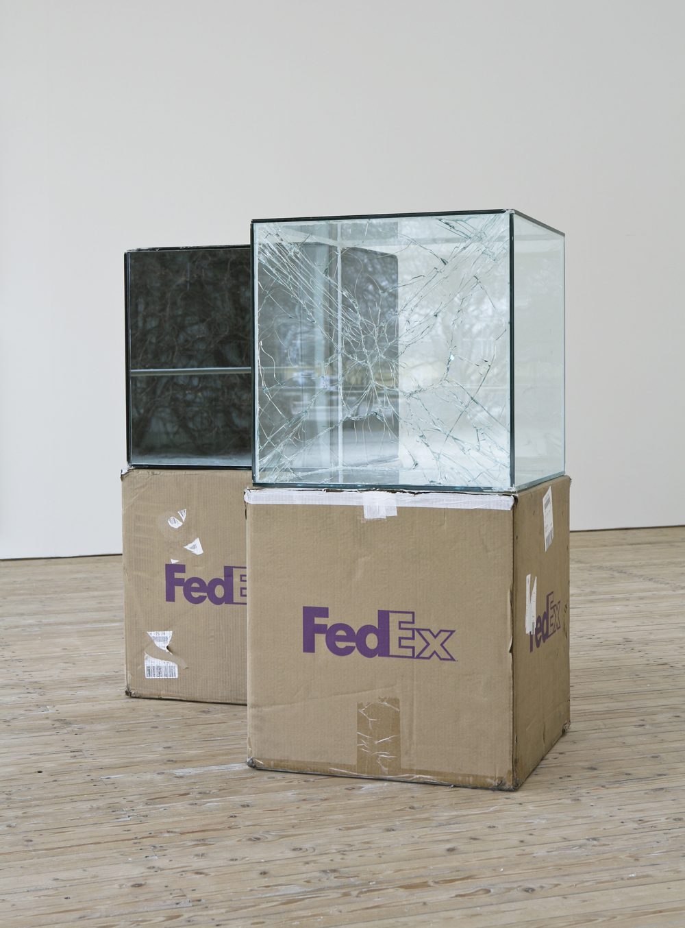 Битое стекло Уалида Бешти – современное искусство из коробок FedEx 4