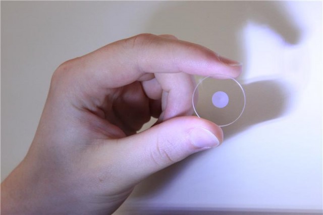Этот стеклянный диск может хранить 360 терабайт фотографий на протяжении 13,8 миллиардов лет