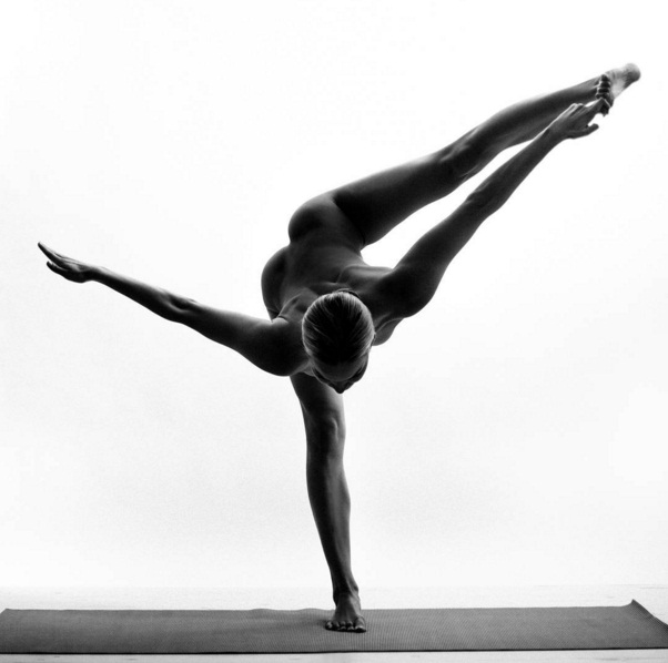 obnazhennaya devushka praktikuet yogu 12
