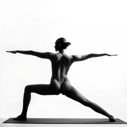 obnazhennaya devushka praktikuet yogu 5