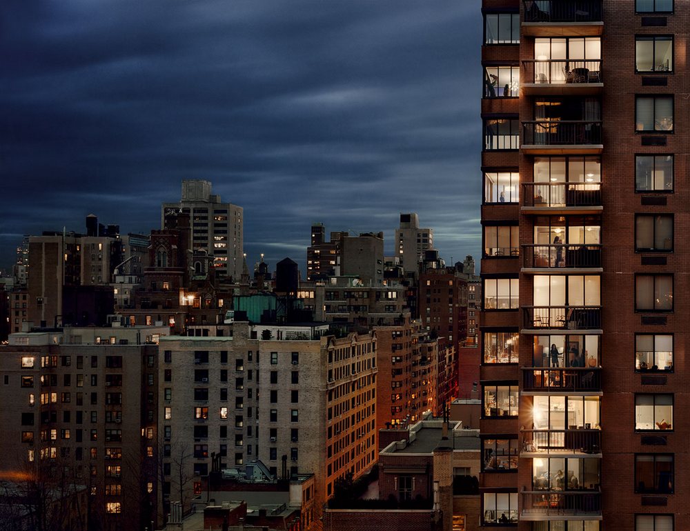 «Из моего окна»: фотограф Гейл Алберт-Халабан заглянула в окна жителей Нью-Йорка 17