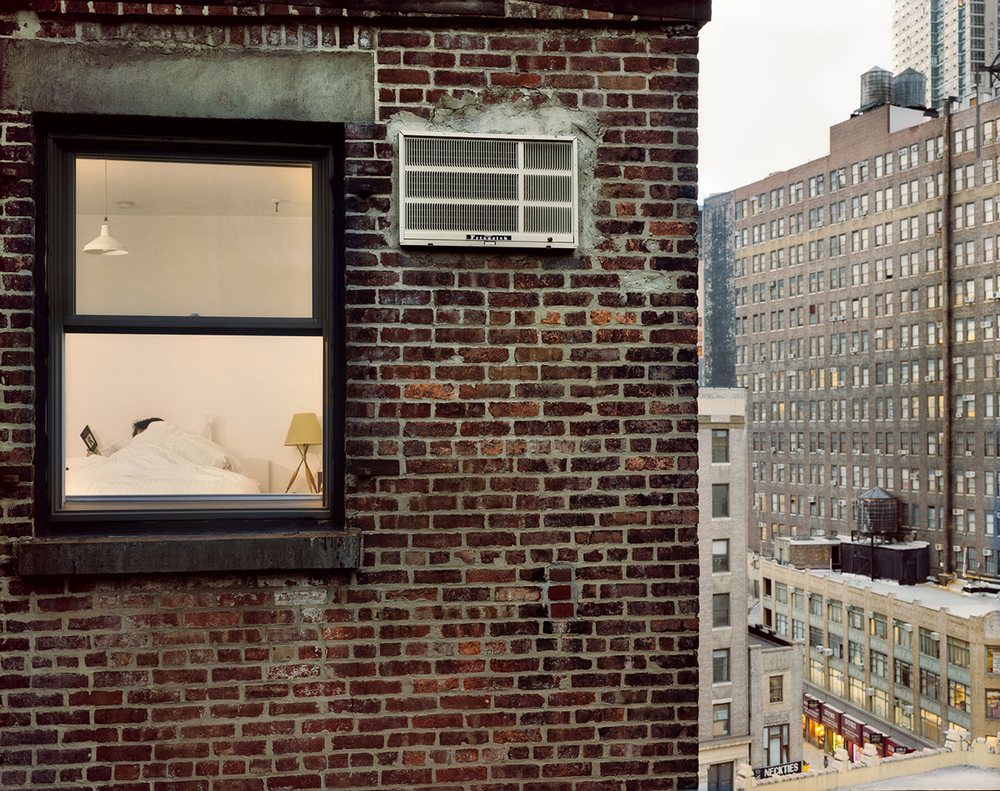 «Из моего окна»: фотограф Гейл Алберт-Халабан заглянула в окна жителей Нью-Йорка 6