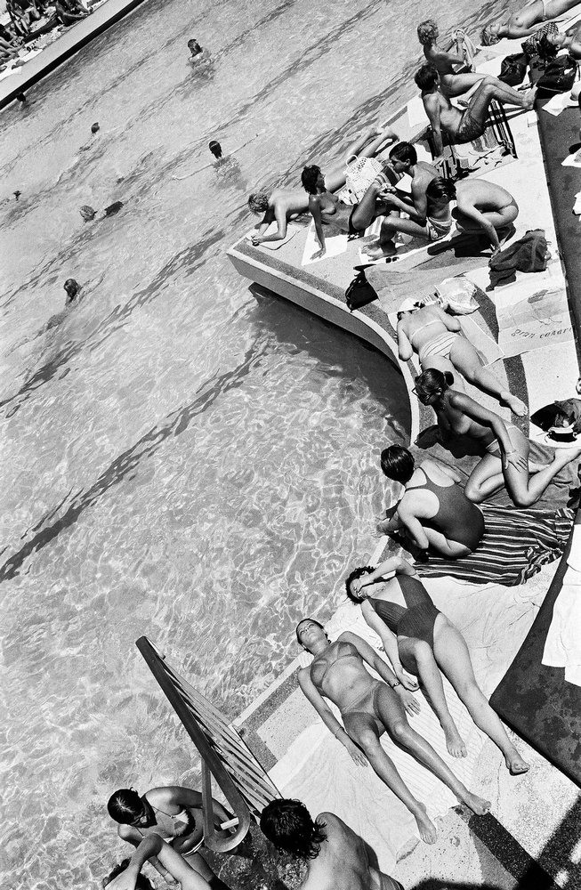 Парижское лето у бассейна. Горячие тела и интересные ракурсы в фотографиях Жиля Ригуле (1985) 3