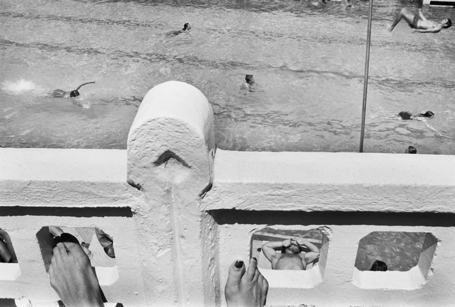 Парижское лето у бассейна. Горячие тела и интересные ракурсы в фотографиях Жиля Ригуле (1985) 9