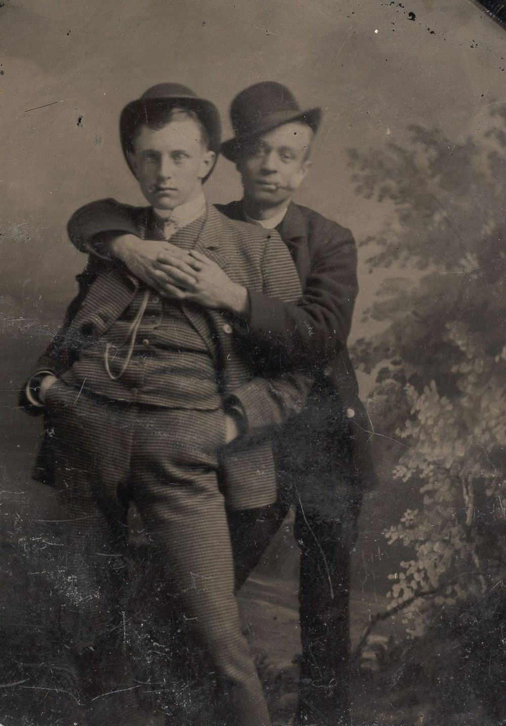 Броманс в викторианскую эпоху: интимные мужские объятия в редких фотографиях конца 1800-х годов  10