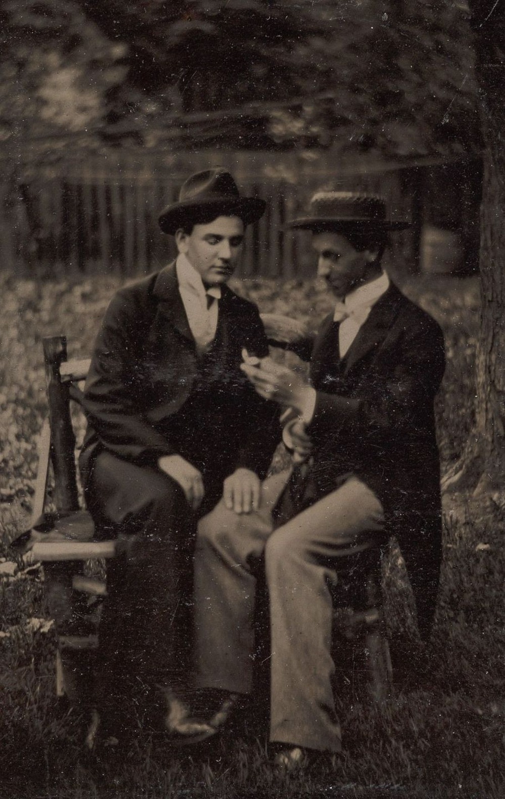 Броманс в викторианскую эпоху: интимные мужские объятия в редких фотографиях конца 1800-х годов  7
