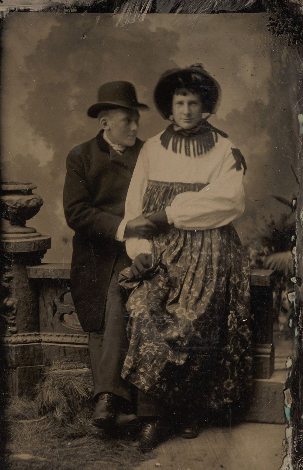 Броманс в викторианскую эпоху: интимные мужские объятия в редких фотографиях конца 1800-х годов  8