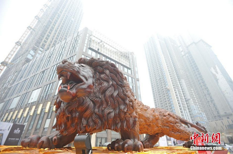 Восточный лев – крупнейшая деревянная скульптура в мире, которую 20 человек вырезали 3 года 2