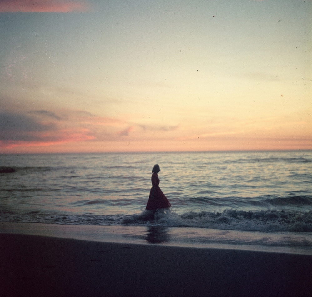 Девушки на пляже: снимки середины прошлого века с нераскрытой тайнойf 2