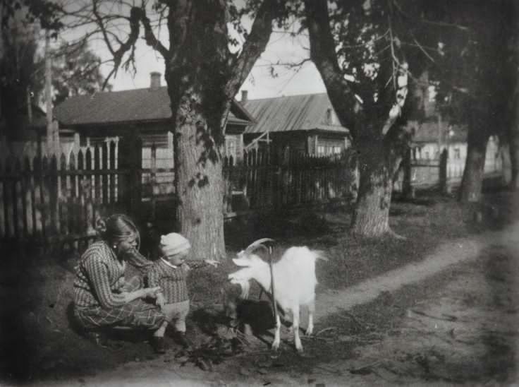 Мария Тарковская и маленький Андрей Тарковский 1933 год Завражье