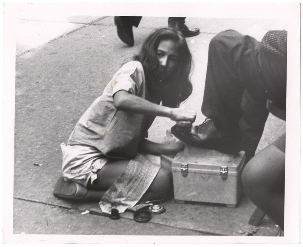 Девочка читстит обувь Нью-Иорк 1960 