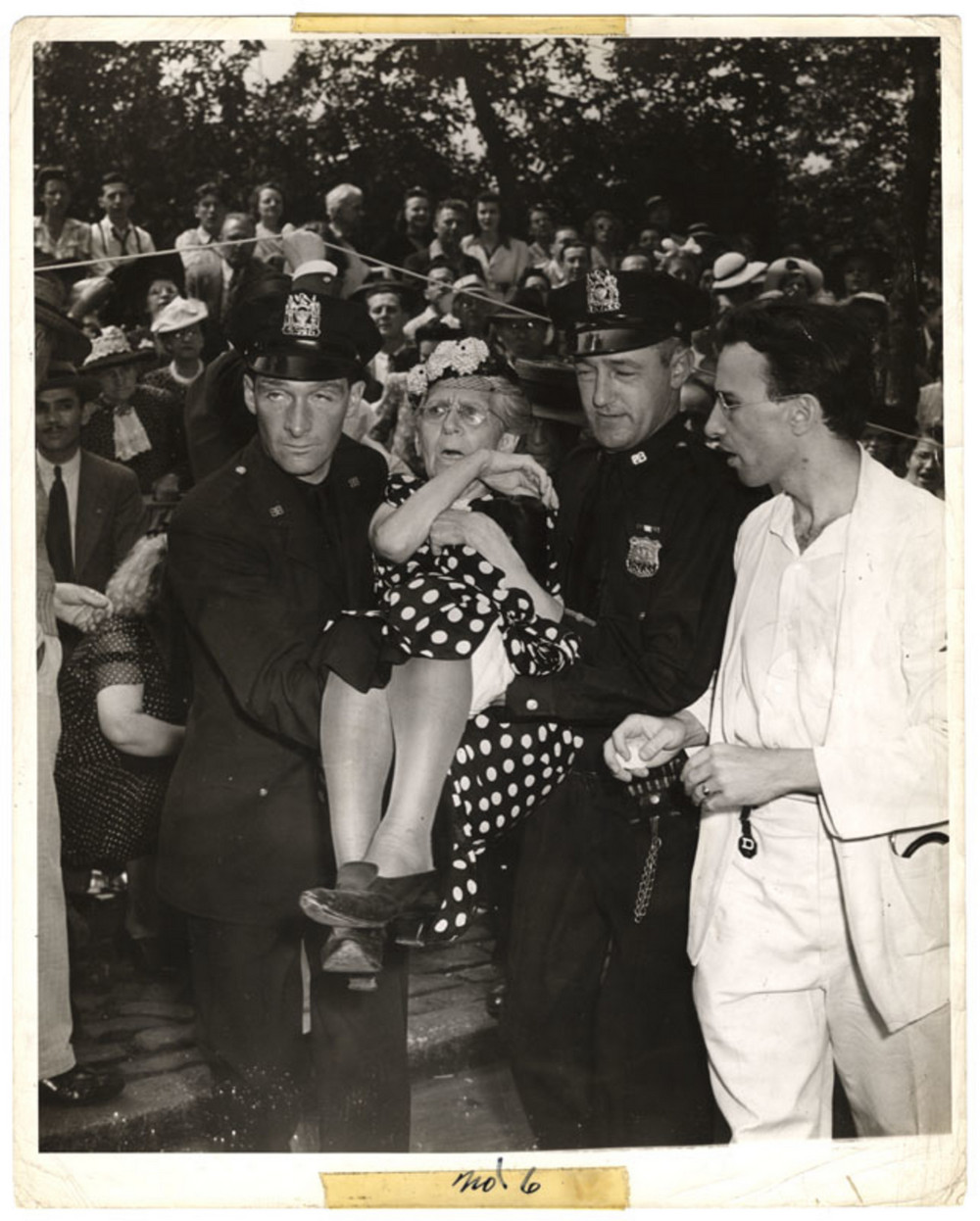 Во время военного парада на Пятой авеню леди упала в обморок от жары, 21 июня 1942 года