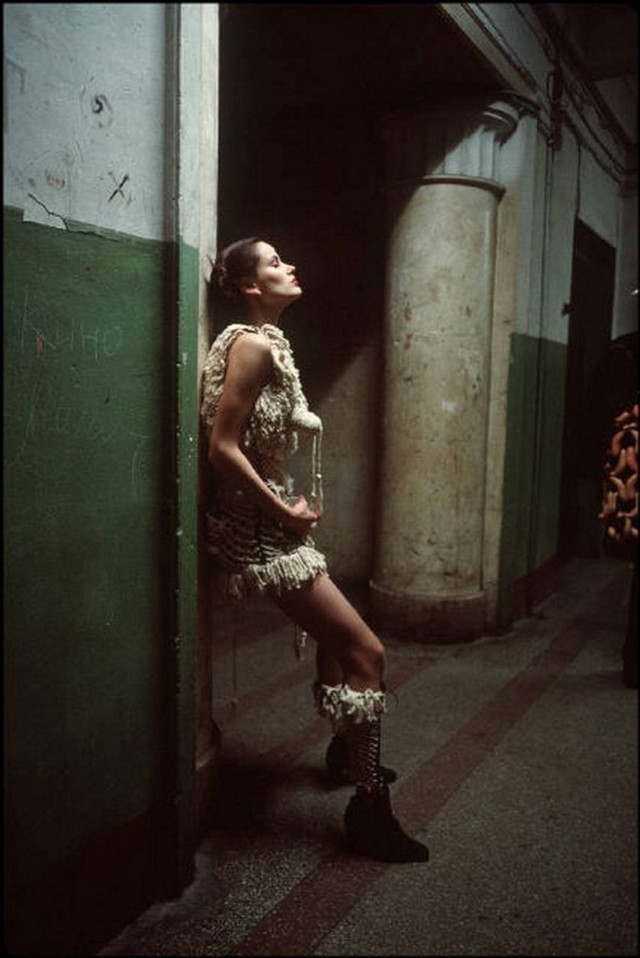 Отчаянные девяностые в объективе французского фотографа Лиз Сарфати 86