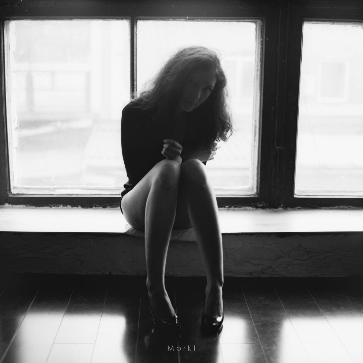 Снимки обнаженной студентки в душе в черно-белых тонах