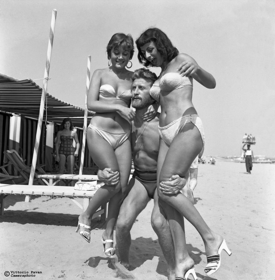Редкие фотографии известных людей, отдыхающих в Венеции в 1950-60-е годы 9