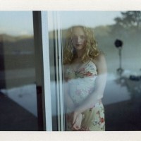 Женщины в атмосферных полароидных фотографиях 1990-х