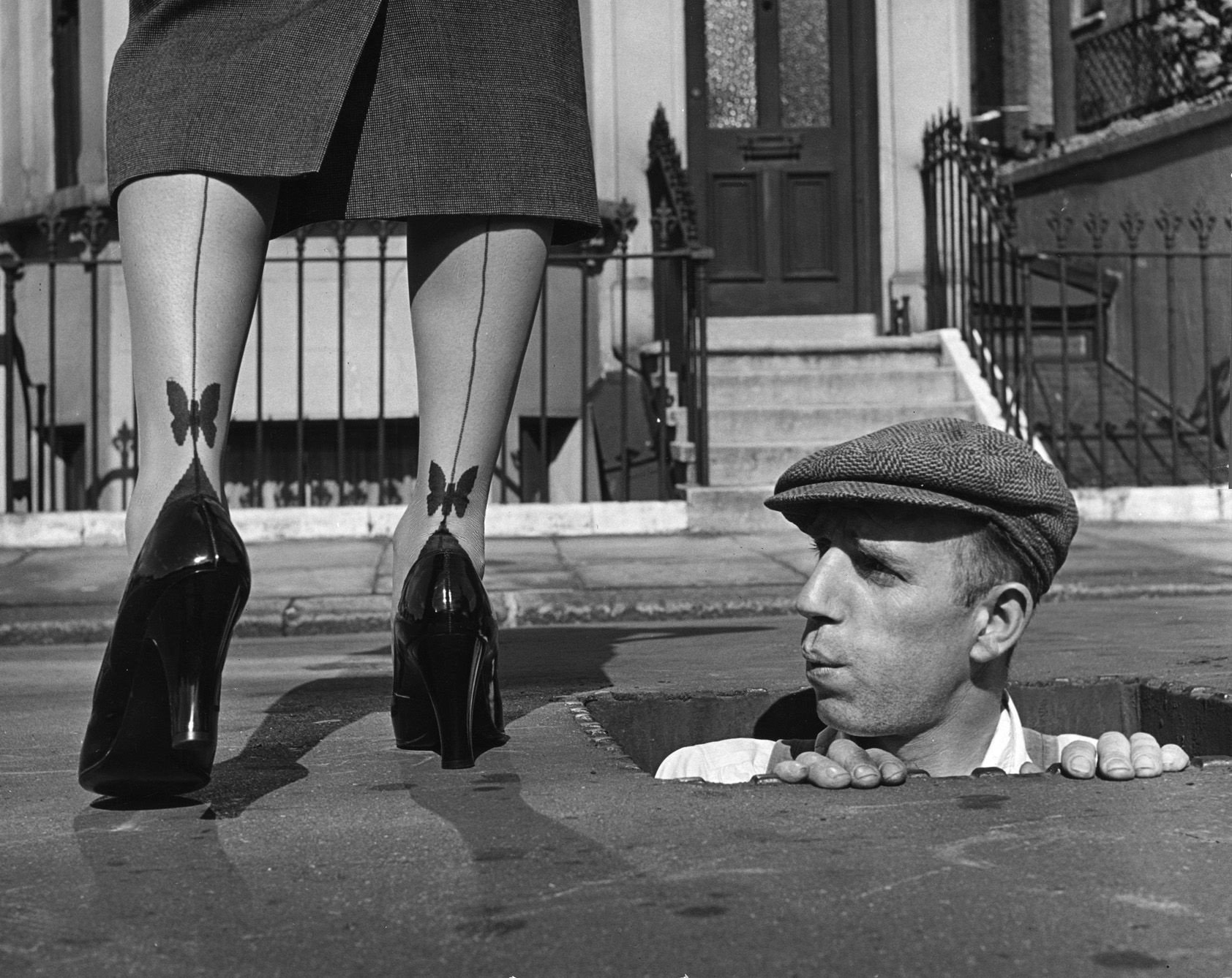 Мужчина смотрит на женские лодыжки, 1950-е. Автор Курт Хаттон