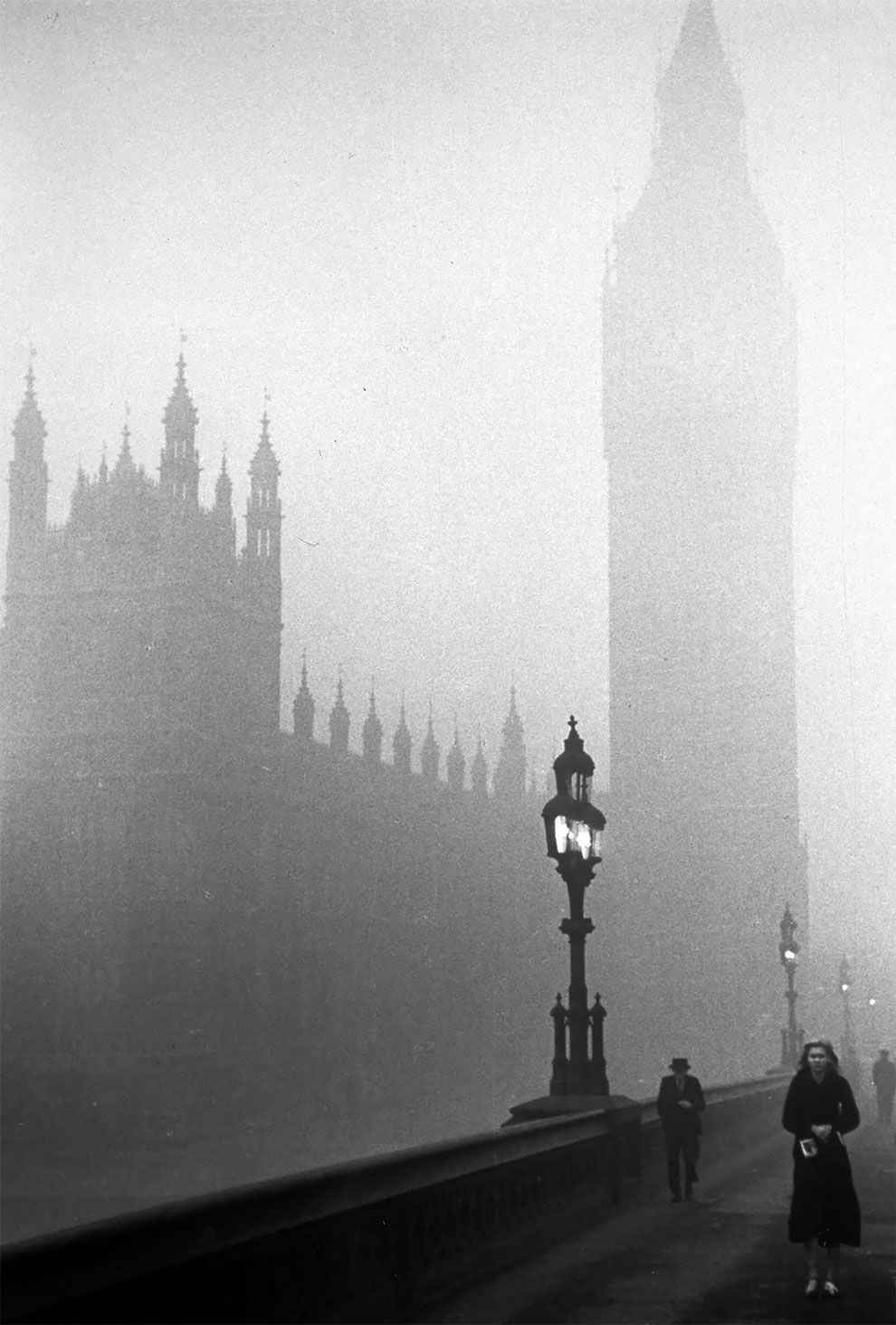 Вестминстерский дворец в тумане, Лондон, 1939. Автор Курт Хаттон