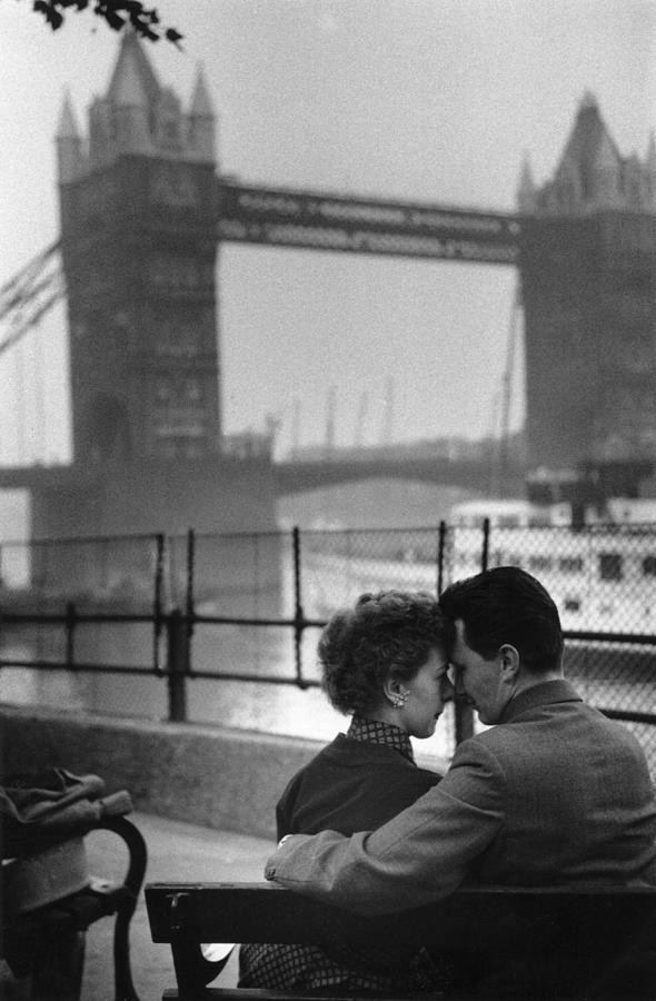Лондонская романтика на набережной Темзы, 1954. Автор Курт Хаттон