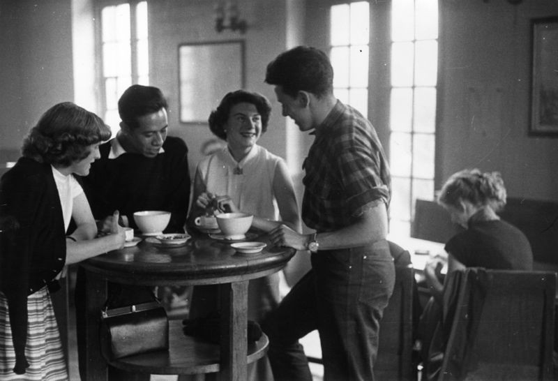 Британские студенты, изучающие французский в Сорбонне, общаются с друзьями за чашечкой кофе. Париж. Автор Курт Хаттон