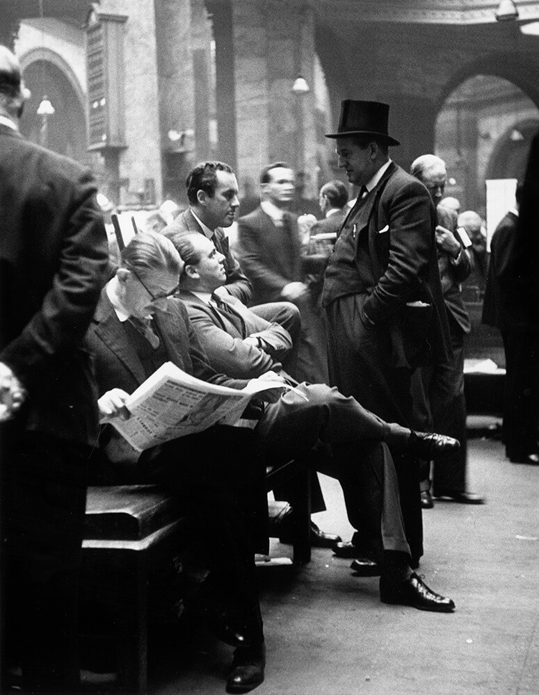 Брокеры и дилеры на Лондонской фондовой бирже, 1951. Автор Курт Хаттон