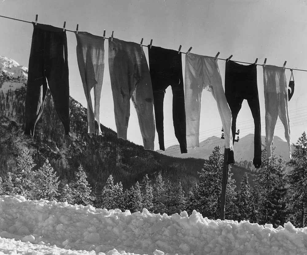 Исподние штаны британских лыжниц в Швейцарии. Автор Курт Хаттон