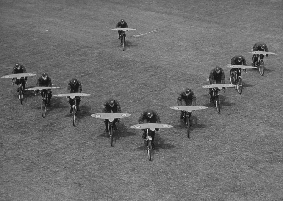 Курсанты учатся искусству строевого полёта на велосипедах, 1942. Автор Курт Хаттон