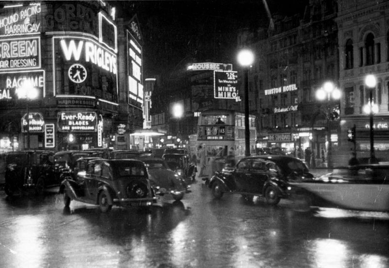 Оживлённая ночная улица Пикадилли в историческом центре Лондона. Автор Курт Хаттон