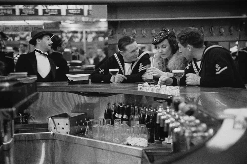 Привет, милая. Британские моряки общаются с женщиной в нью-йоркском баре, 1939. Автор Курт Хаттон