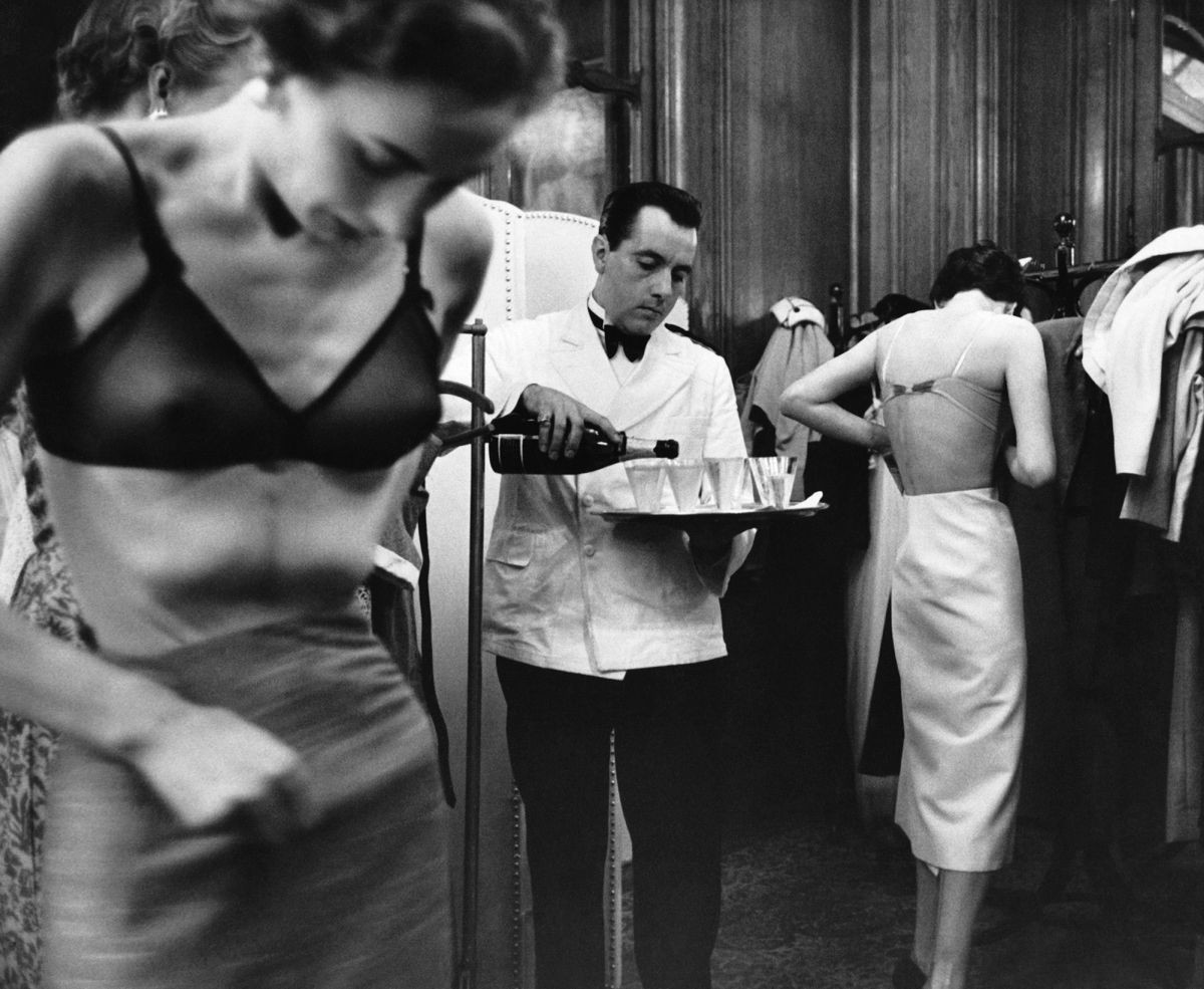 За кулисами на модном показе в Париже, 1953. Автор Курт Хаттон