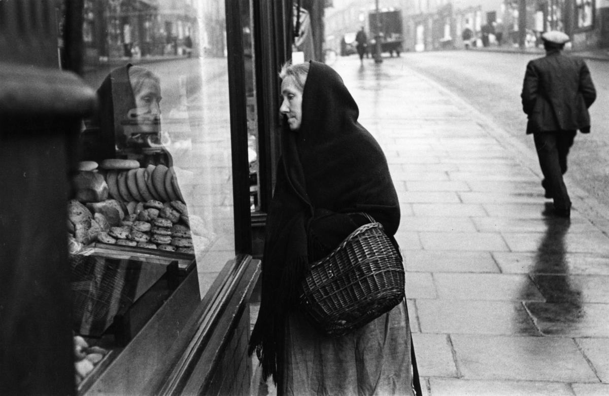 Женщина у витрины булочной в Уигане, 1939 год. Автор Курт Хаттон