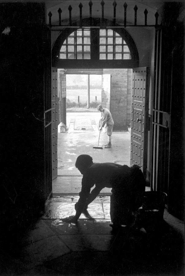 Заключённые моют полы, 1945. Автор Курт Хаттон