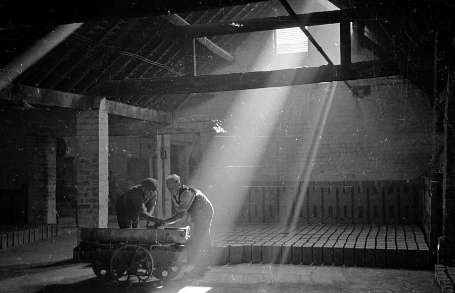 На кирпичном заводе, 1946. Автор Курт Хаттон