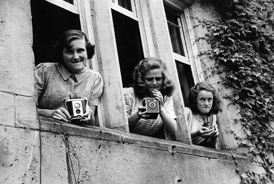 Девочки, фотографирующие из школьных окон возле Шрусбери мультипликатора Рональда Сирла, 1950. Автор Курт Хаттон