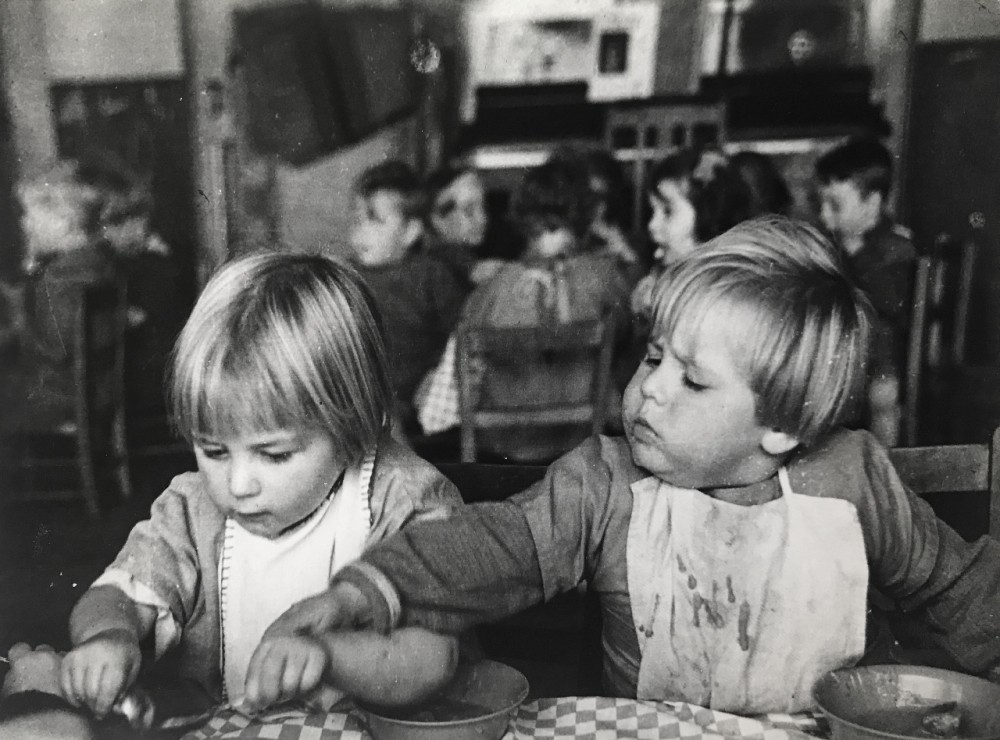В детском саду, 1935 год. Автор Курт Хаттон