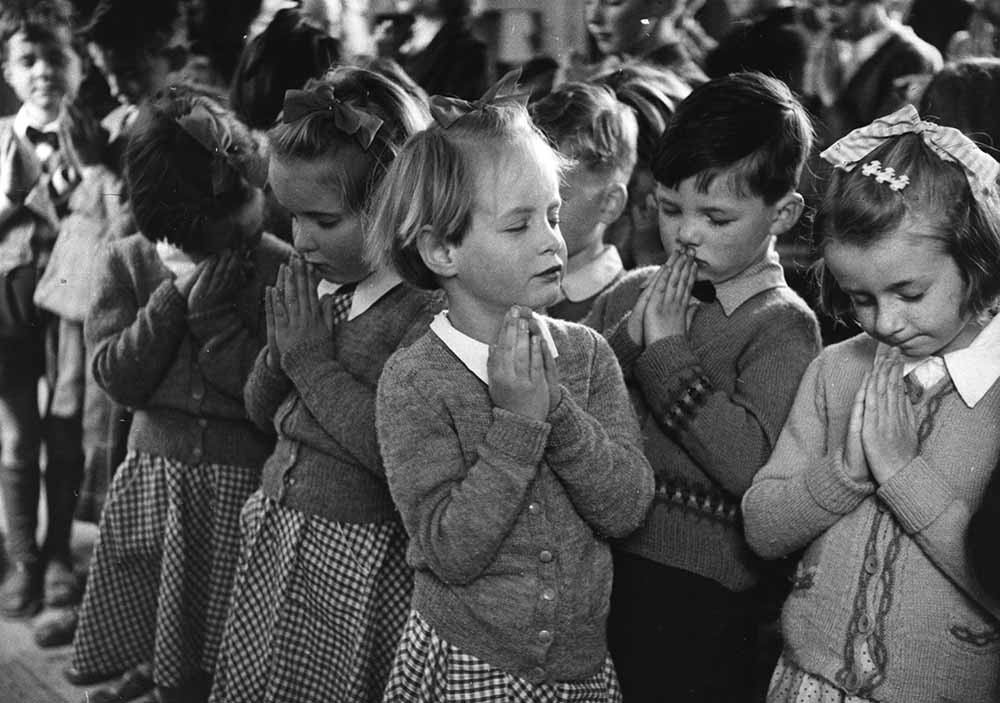 Утренняя молитва в деревенской школе Уэстерли, 1953. Автор Курт Хаттон